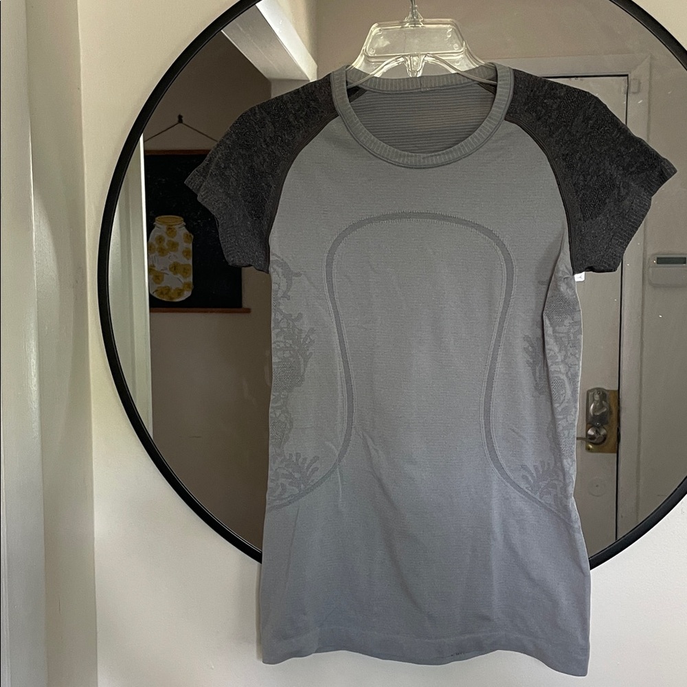 Lululemon Swiftly Lace Short Sleeve Run Athletic Gray Top Size 8 / Medium